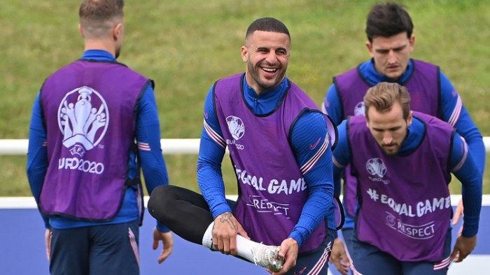 Bek Inggris Kyle Walker mengikuti sesi latihan di St George's Park, Sabtu (10/7/2021), menjelang pertandingan sepak bola final UEFA EURO 2020 mereka melawan Italia.