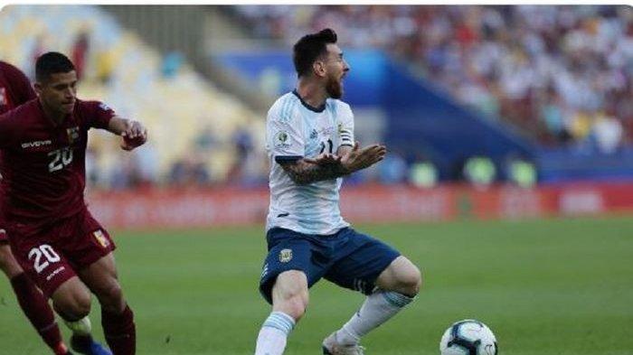 Megabintang timnas Argentina, Lionel Messi (kanan), beraksi melawan timnas Venezuela dalam laga perempat final Copa America di Stadion Jornalista Mario Filho, 28 Juni 2019.