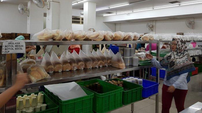 Pengunjung memilih roti di Toko Roti Ganda yang menjadi oleh-oleh khas Siantar.