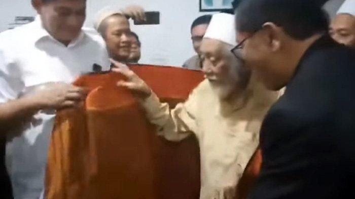 Keluarga Batak Banten Bersatu (BBB) sowan ke Ulama kharismatik asal Pandeglang Abuya Muhtadi di Kampung Cidahu, Kecamatan Cadasari, Pandeglang, Banten, Jumat (5/4/2024). Kedatangan mereka ini bertepatan dengan momen berbuka puasa. Rombongan Keluarga Batak Banten Bersatu ini turut didampingi Praeses HKBP Distrik XXI Provinsi Banten, Pendeta Juniaster Hutauruk. (FB)