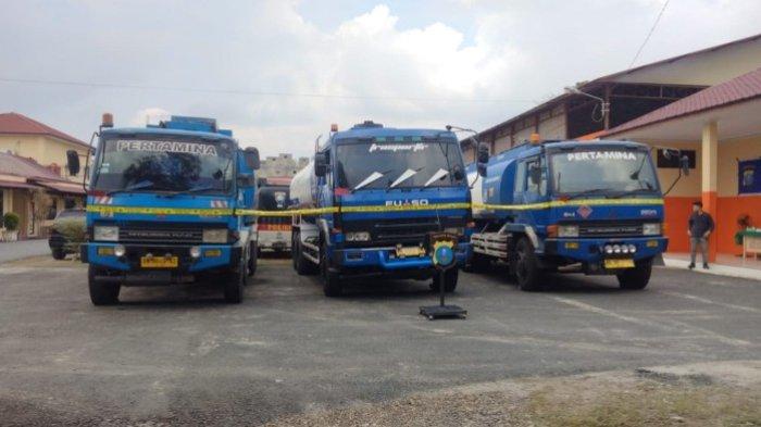 Tiga truk tangki BBM bertuliskan Pertamina yang diduga hendak melakukan kecurangan penyaluran BBM subsidi untuk keperluan industri