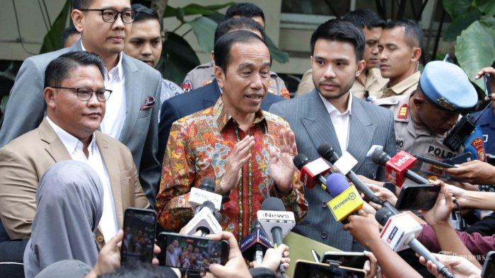 POLEMIK IJAZAH PALSU - Presiden ke-7 RI Joko Widodo memberikan pelaporan soal tudingan ijazah palsu yang dituduhkan kepada dirinya di Polda Metro Jaya, Jakarta, Rabu (30/4/2025). Sebanyak lima orang dilaporkan Jokowi terkait dengan dugaan pencemaran nama baik dan fitnah tudingan ijazah palsu.