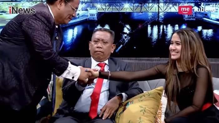 Tukul Arwana dengan pedangdut Meggy Diaz di Hotman Paris Show (Youtube)
