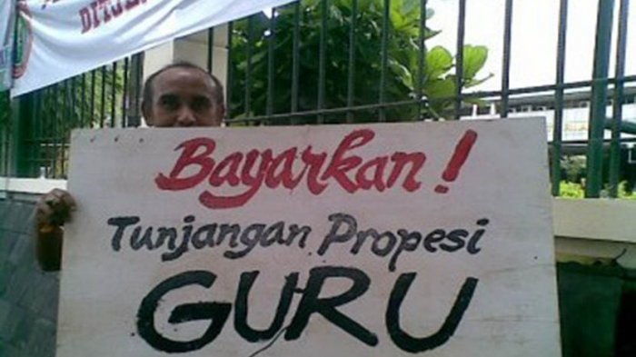 Demo guru menuntut pembayaran tunjangan profesi