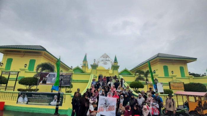 TURIS MALAYSIA - Rombongan turis asal Malaysia berfoto bersama di depan Masjid Raya Sultan Riau Penyengat, Senin (6/3/2023) siang.