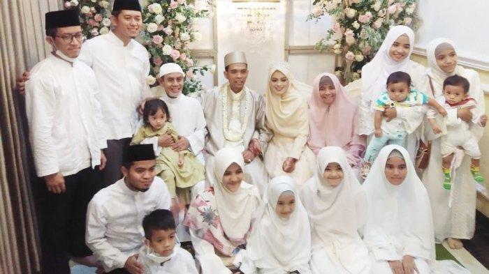 Ustaz Abdul Somad (UAS) akhirnya resmi menikah dengan Fatimah Az Zahra Salim Barabud pada Rabu (28/4/2021) di kediaman pengantin perempuan di Jombang.