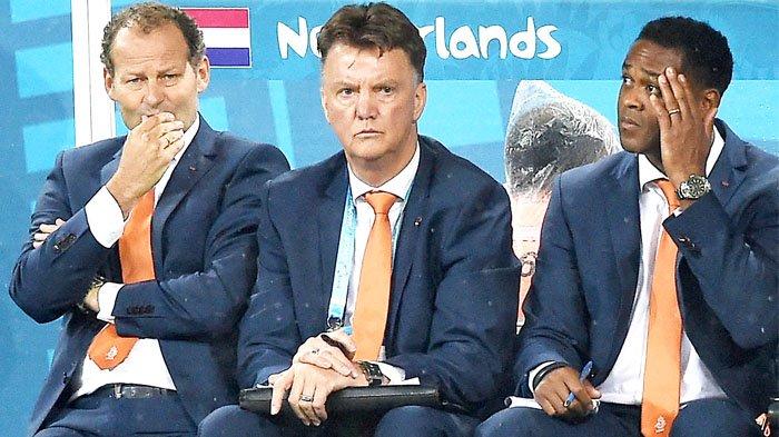 AMATI - (Foto Dokumentasi) Pelatih Kepala Tim Nasional Belanda Louis van Gaal (tengah) bersama kedua asistennya Danny Blind (kiri) dan Patrick Kluivert (kanan) mengamati jalannya pertandingan versus Argentina di babak Semi Final Piala Dunia 2014 di Corinthians Arena, Sao Paulo, Brasil, 9 Juli 2014. Belanda akan bertemu Argentina pada pertandingan babak Perempat Final Piala Dunia 2022 yang digelar Sabtu (10/12/2022) dini hari WIB.