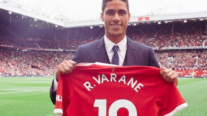Raphael Varane saat diperkenalkan Manchester United di Old Trafford