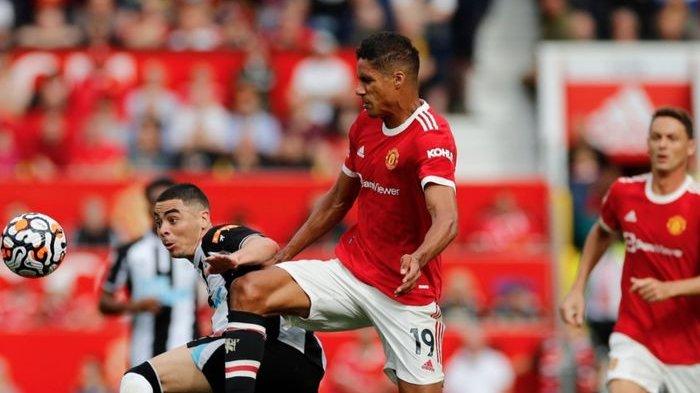 Momen Raphael Varane berhadapan dengan pemain Newcastle United di Liga Inggris