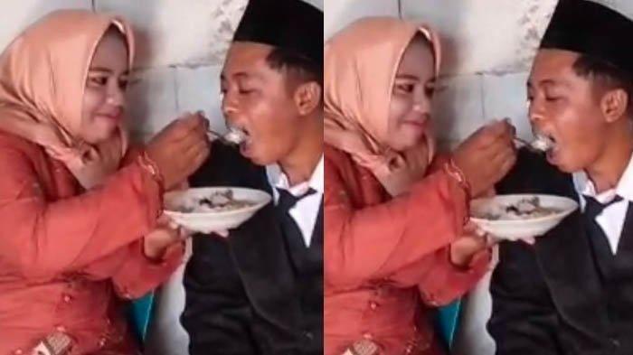 TURUN RANJANG: Wanita buruh tani bernama Siti Fatonah, saat menyuapi nasi soto ke mempelai pria, Ribut Ariyanto, dalam rangkaian resepsi pernikahan yang berlangsung sederhana di Kelurahan Sumberejo, Kecamatan Sine, Kabupaten Ngawi, Jawa Timur. Siti dulunya merupakan istri dari kakak Ariyanto. Lantaran suaminya meninggal, keluarga merasa iba karena Siti sudah memiliki satu anak. Setelah itu, keluarga menjodohkan Ariyanto dengan Siti.
