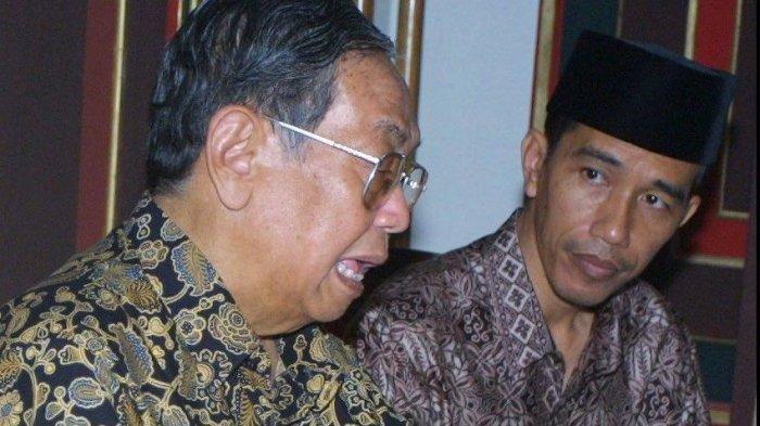Viral Foto Jokowi Cium Tangan Gus Dur yang Tak Senagaja Ditemukan Sang Fotografer. Jokowi duduk di samping Presiden Ke-4 RI KH Abdurrahman Wahid alias Gus Dur. Saat itu, Januari 2006, Jokowi baru beberapa bulan menjabat Walikota Solo, Jawa Tengah. (Foto: Blontank Poer )