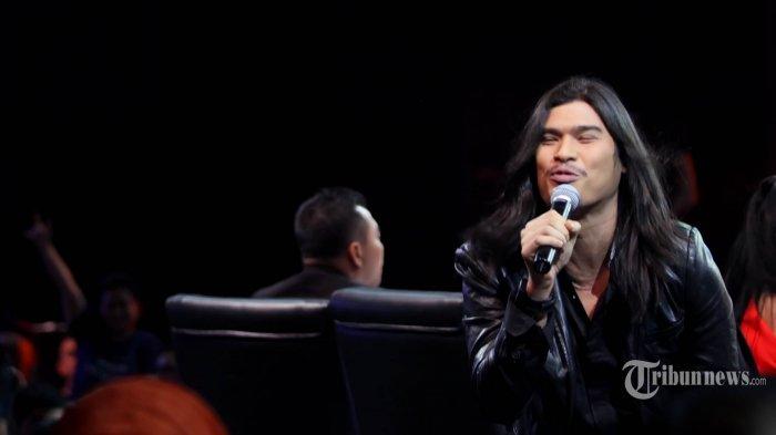 Finalis Indonesian Idol 2014, Muhammad Devirzha atau Virzha Idol saat tampil membawakan lagu Message In A Bottle dari The Police pada babak Spektakuler Show 11 Indonesian Idol 2014 di Studio 8 RCTI, Kebon Jeruk, Jakarta Barat, Jumat (2/5/2014) malam. (Tribunnews/Jeprima)