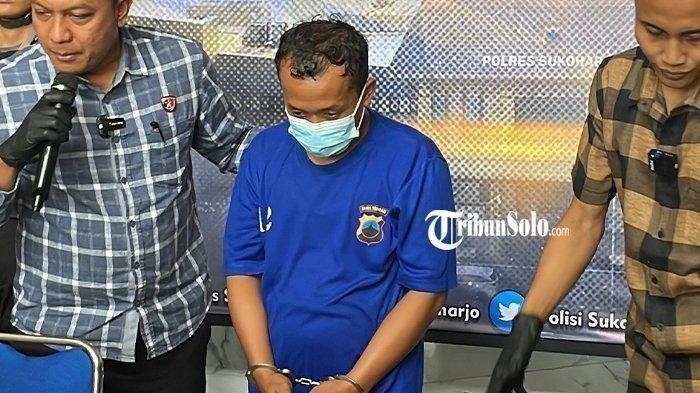 PENUSUKAN DI SUKOHARJO - Pelaku penusukan terhadap adik iparnya sendiri di Sukoharjo, saat konferensi pers di Mapolres Sukoharjo, Selasa (4/3/2025). AS menusuk UTH adik iparnya karena kesal WA tak direspons selama tiga hari.