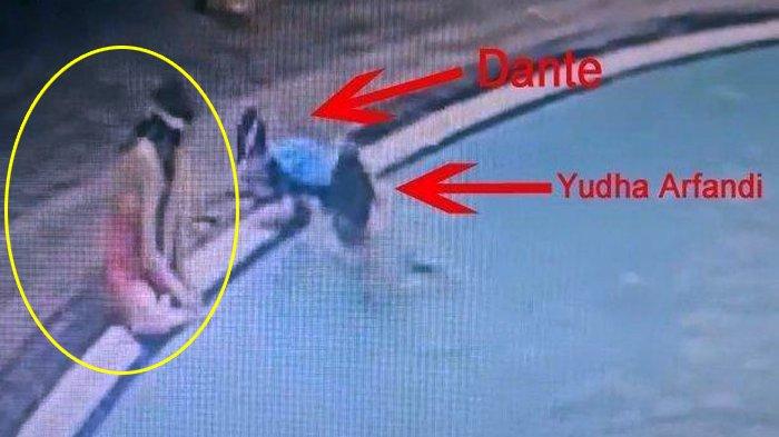 Direktorat Reserse Kriminal Umum (Ditreskrimum) Polda Metro Jaya (PMJ) telah mengungkap sosok wanita berbaju pink yang duduk di pinggir kolam renang. Kolam renang tempat kejadian perkara (TKP) Raden Adante Khalif Pramudityo alias Dante (6) diduga ditenggelamkan oleh tersangka Yudha Arfandi (YA), sang kekasih dari ibunya Tamara Tyasmara. Sosok wanita muda berbaju pink yang berada di kolam renang terlihat dari rekaman CCTV sedang duduk di pinggir kolam renang itu diketahui ternyata merupakan anak kandung dari tersangka YA. (ist)