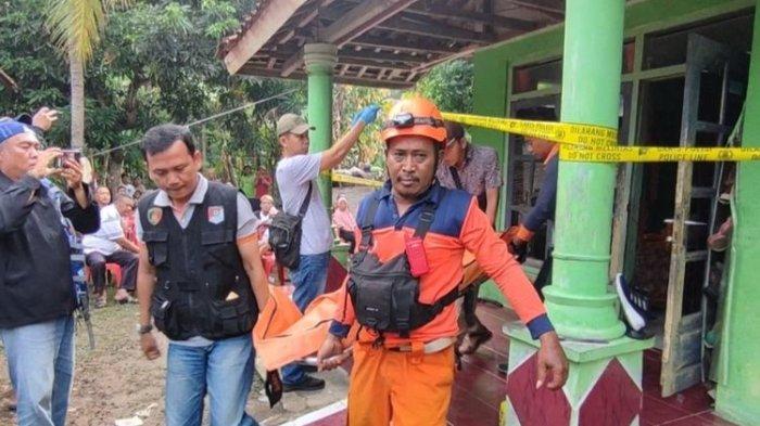 Tim gabungan Polsek Dukupuntang, Reskrim Polresta Cirebon, dan BPBD Kabupaten Cirebon, membantu mengevakuasi jasad korban terduga pembunuhan di Desa Cangkoak, Kecamatan Dukupuntang, Kabupaten Cirebon Jawa Barat, Minggu (26/11/2023). (MUHAMAD SYAHRI ROMDHON)