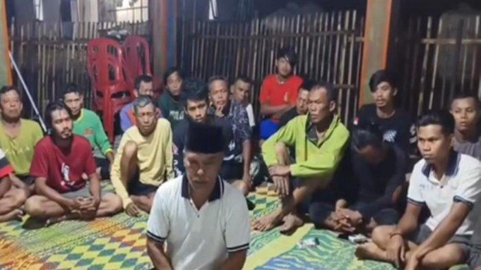 MINTA MAAF : Tarmin (tengah) bersama warga di Cikiwul meminta maaf terkait pungutan uang Rp 15.000 ribu kepada warga yang menukarkan kupon daging kurban.