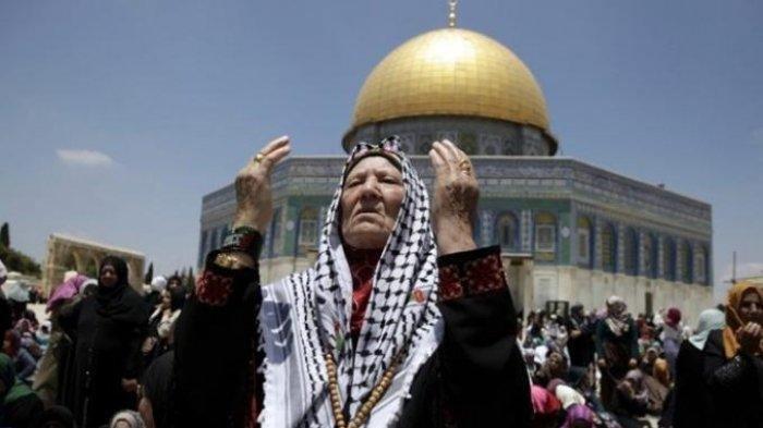 Warga Palestina berdoa di Masjid Al Aqsa