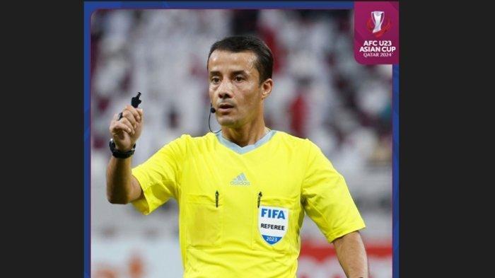 Wasit Nasrullo Kabirov yang memimpin laga Qatar vs Timnas Indonesia U-23 di Piala Asia U-23 2024. Nasrullo Kabirov kerap memberikan yang merugikan timnas Indonesia.