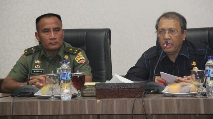 Mantan Sekda Medan Syaiful Bahri (kanan) 