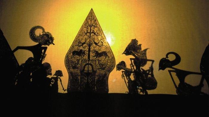 WAYANG KULIT- Wayang kulit merupakan kesenian masyarakat Jawa yang bertahan hingga saat ini. Tiap ceritanya memiliki filosofi tersendiri tentang kehidupan.