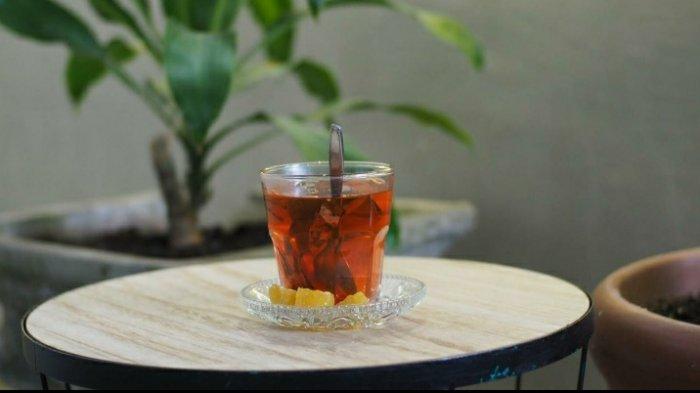 Satu cangkir Wedang Uwuh Khas Yogyakarta atau Jawa Tengah yang disajikan di Cafe Aceh Corner Johor Medan, Jalan Karya Wisata, Kecamatan Medan Johor, Kota Medan, Kamis (12/3/2020).