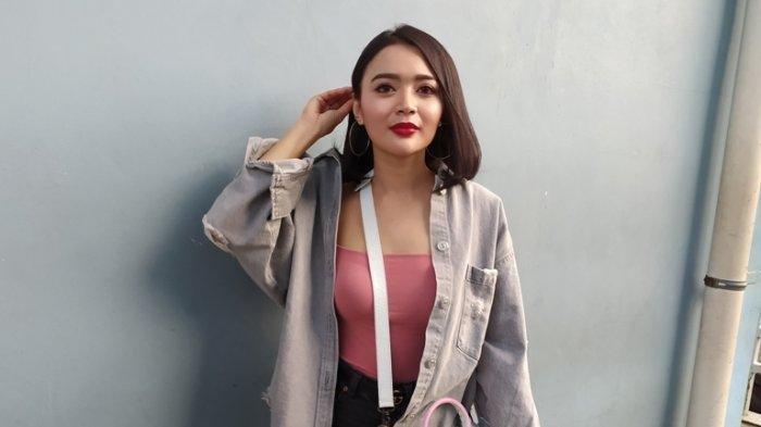 Wika Salim jawab kabar hubungan khusus dengan polisi