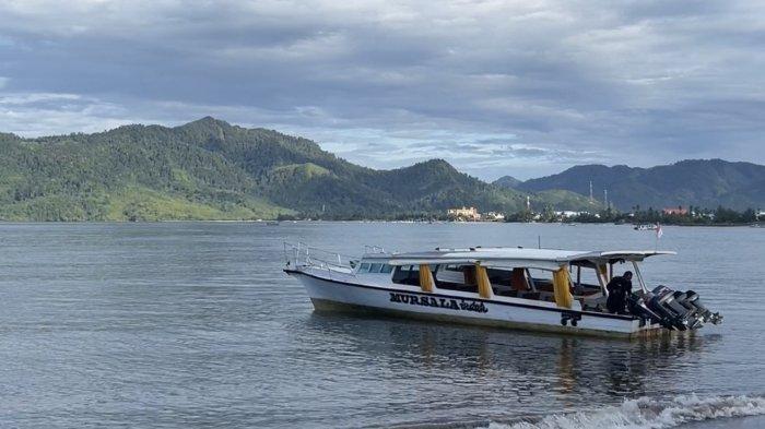 Perahu yang digunakan untuk wisatawan ke Pulau Kalimantung.