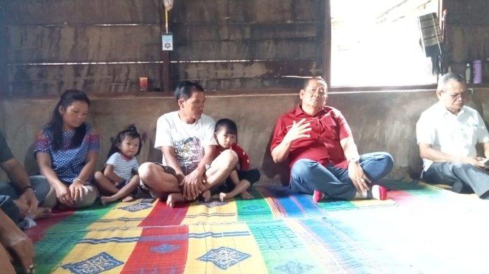 Rapidin Simbolon, anggota DPR RI dari Komisi XIII, mengunjungi keluarga Ambarita di Desa Unjur, Kecamatan Simanindo, Kabupaten Samosir, pada Rabu (29/1/2025). Dalam kunjungan tersebut, Rapidin menyampaikan keprihatinannya atas kondisi dua anak kecil, Yosefin Ambarita dan Jovanka Ambarita, yang terancam keselamatannya akibat pengerukan tanah yang mengelilingi rumah mereka.