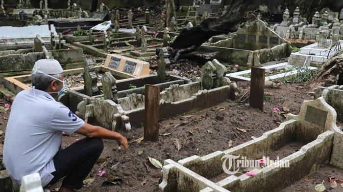 Peziarah berada di antara makam di Tempat Pemakaman Umum (TPU) Mandailing Jalan Brigjend Katamso, Medan, Sumatera Utara, Jumat (17/4/2020).TRIBUN MEDAN/RISKI CAHYADI