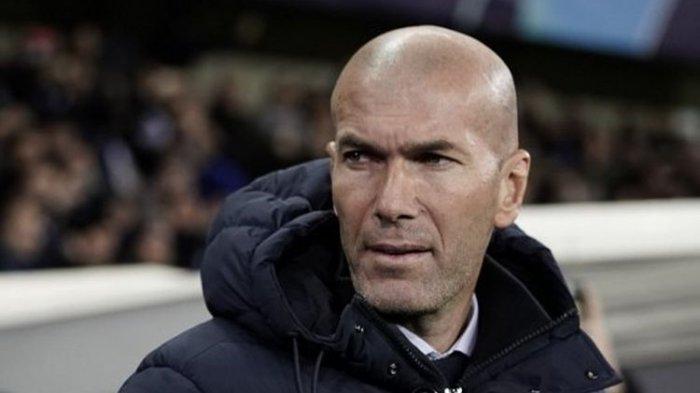 Pelatih Real Madrid Prancis Zinedine Zidane terlihat sebelum pertandingan sepak bola Grup A Liga Champions UEFA antara Club Brugge dan Real Madrid CF di Jan Breydel Stadium.
