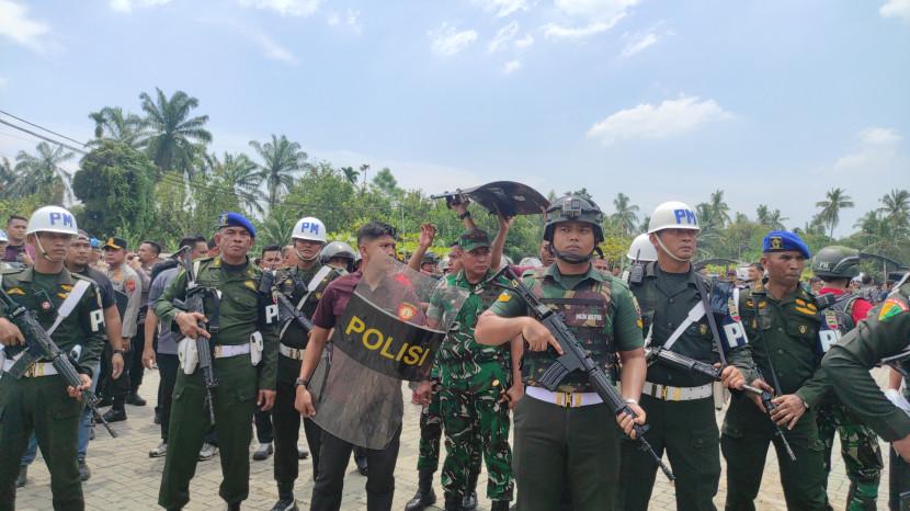 Dilempari Batu Saat Robohkan Markas Grib Sumut, Pangdam I BB Murka Sampai Dilindungi Pakai Tameng