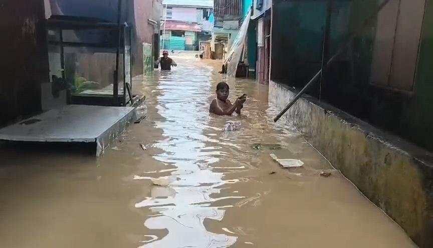 Geger! Banjir 3 Meter di Medan Maimun Nyaris Renggut Rumah Warga