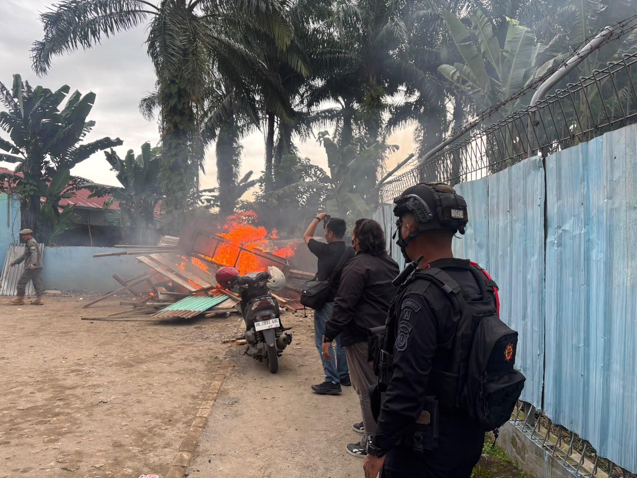 Gerebek Sarang Narkotika di Sei Mencirim, Polisi Bakar Barak