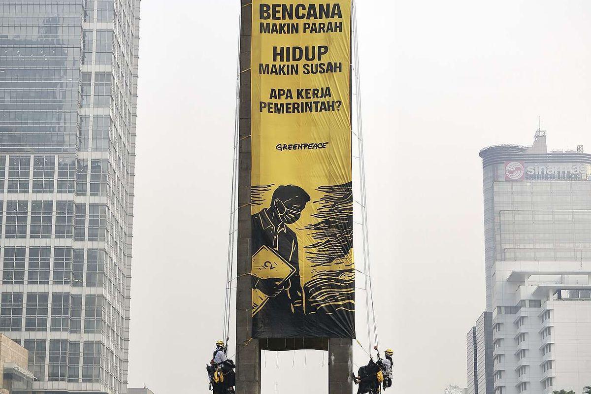 6 Aktivis Greenpeace Panjat Bentangkan Spanduk Protes di Bundaran HI Dibawa ke Mapolda