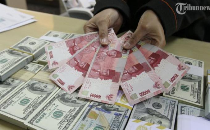 Minyak Mentah Melambung, Rupiah Terancam Ambruk ke Level Rp18.200