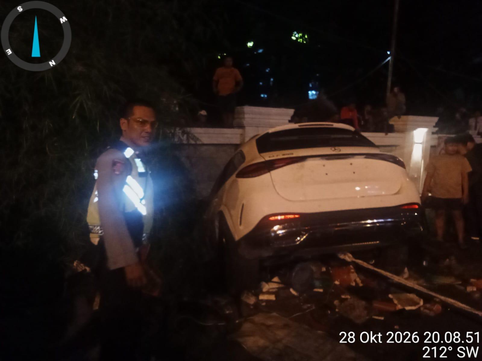 Detik-detik Mercedes-Benz Maut Hantam Warung Mie Balap Medan