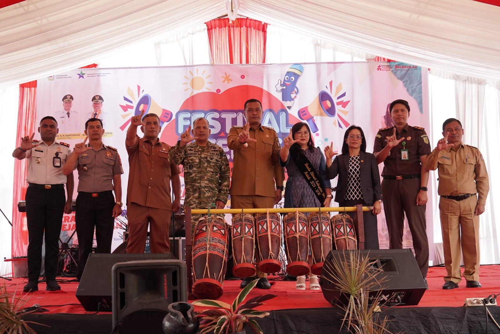 Bunda Literasi Kecamatan Dikukuhkan di Pembukaan Festival Literasi Toba 2026