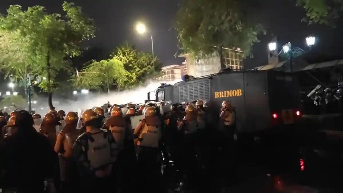 Detik-detik Massa Murka di DPRD DIY: Tahan Water Cannon