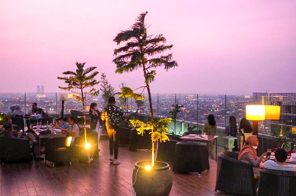 Pesona City Light dari 5 Rooftop Hits di Medan