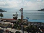Teknisi-XL-Axiata-bekerja-di-atas-menara-BTS-di-kawasan-Danau-Toba.jpg