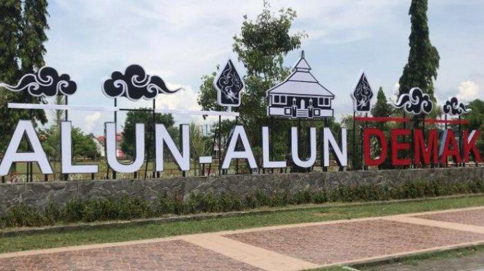 Tampilan Alun Alun Kabupaten Demak dengan tengara kawasan yang baru, Senin (19/12/2022).