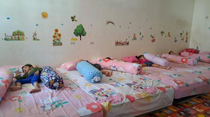 Anak-anak tengkes sedang tidur siang di ruang istirahat Rumah Pelita yang ada di Manyaran. Rumah Pelita adalah akronim dari 'Rumah Penanganan Stunting Lintas Sektor bagi Bayi di Bawah Dua Tahun', day care khusus untuk anak tengkes di Kota Semarang.