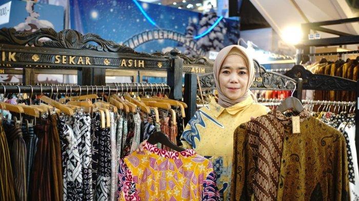 Aryatie Sekar Asih (56) menunjukkan produk Batik Sekar Asih di Solo Square Mall, Sabtu (21/10/2023).
