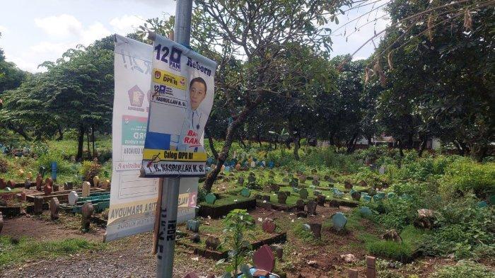 Beberapa baliho caleg yang terpasang di Sekitaran TPU Ploso Kabupaten Kudus.