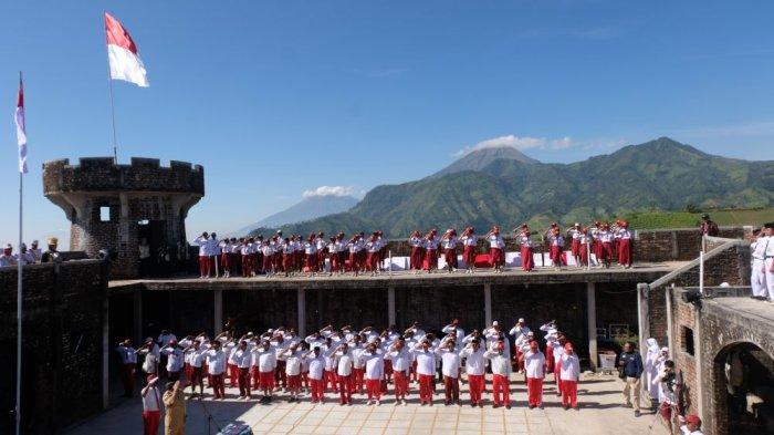 Warga Campurejo, Kecamatan Tretep, Kabupaten Temanggung menggelar upacara HUT Kemerdekaan RI di Beteng Sata, Sabtu (17/8/2024).