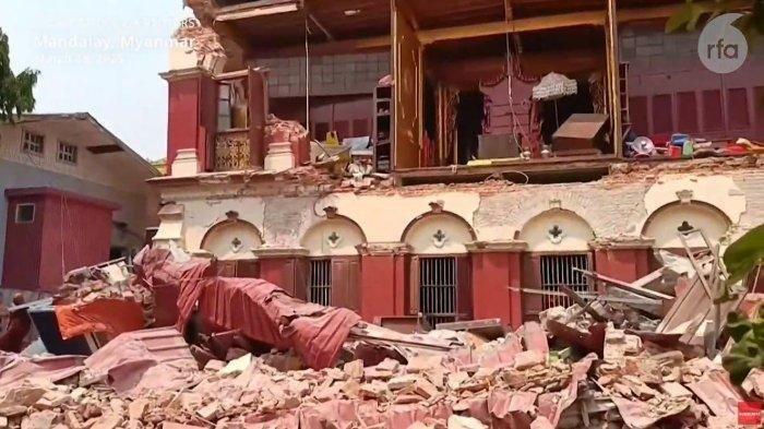 GEMPA GUNCANG MYANMAR  - Bangunan di Mandalay, Myanmar, runtuh setelah digoyang gempa M 7,7 pada 28 Maret 2025.