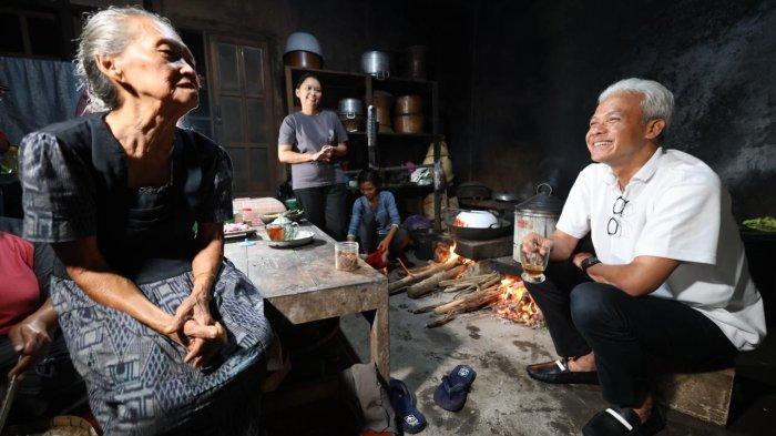 Capres Ganjar Pranowo yang sedang menunggui ibu-ibu memasak, di kediaman Mbah Sudarsih warga Samigaluh, Kulonprogo, Daerah Istimewa Yogyakarta (DIY), membuat rumah nenek 84 tahun yang biasanya sepi itu mendadak ramai, Minggu (28/1/2024).