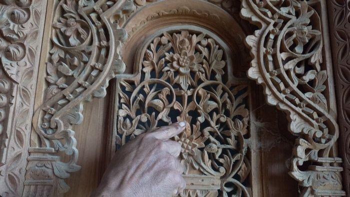 Gebyok ukir 3 dimensi dan motif nanasan khas Kudusan, di bengkel ukir milik Supriyanto.