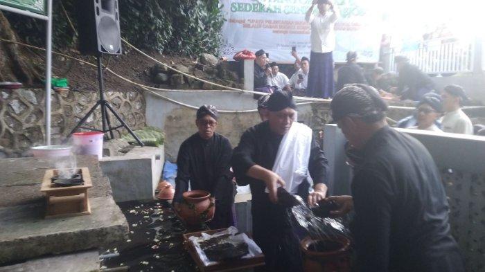 Pengurus Yayasan Masjid dan Makam Sunan Muria bersama masyarakat Colo menggelar selamatan bersama dalam tradisi Guyang Cekathak, memandikan pelana kuda Sunan Muria, Jumat (30/8/2024).