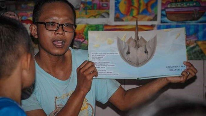Inisiator Boneka Pustaka Bergerak dan Rumah Baca Bintang Grobogan, Yulianto (34), membacakan buku dan berdongeng di hadapan anak-anak.